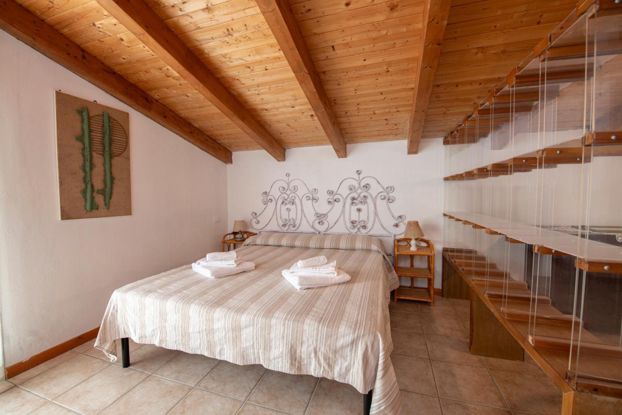 211 - Appartamento Acacia, Terrazza Giardino E Piscina Carro 外观 照片