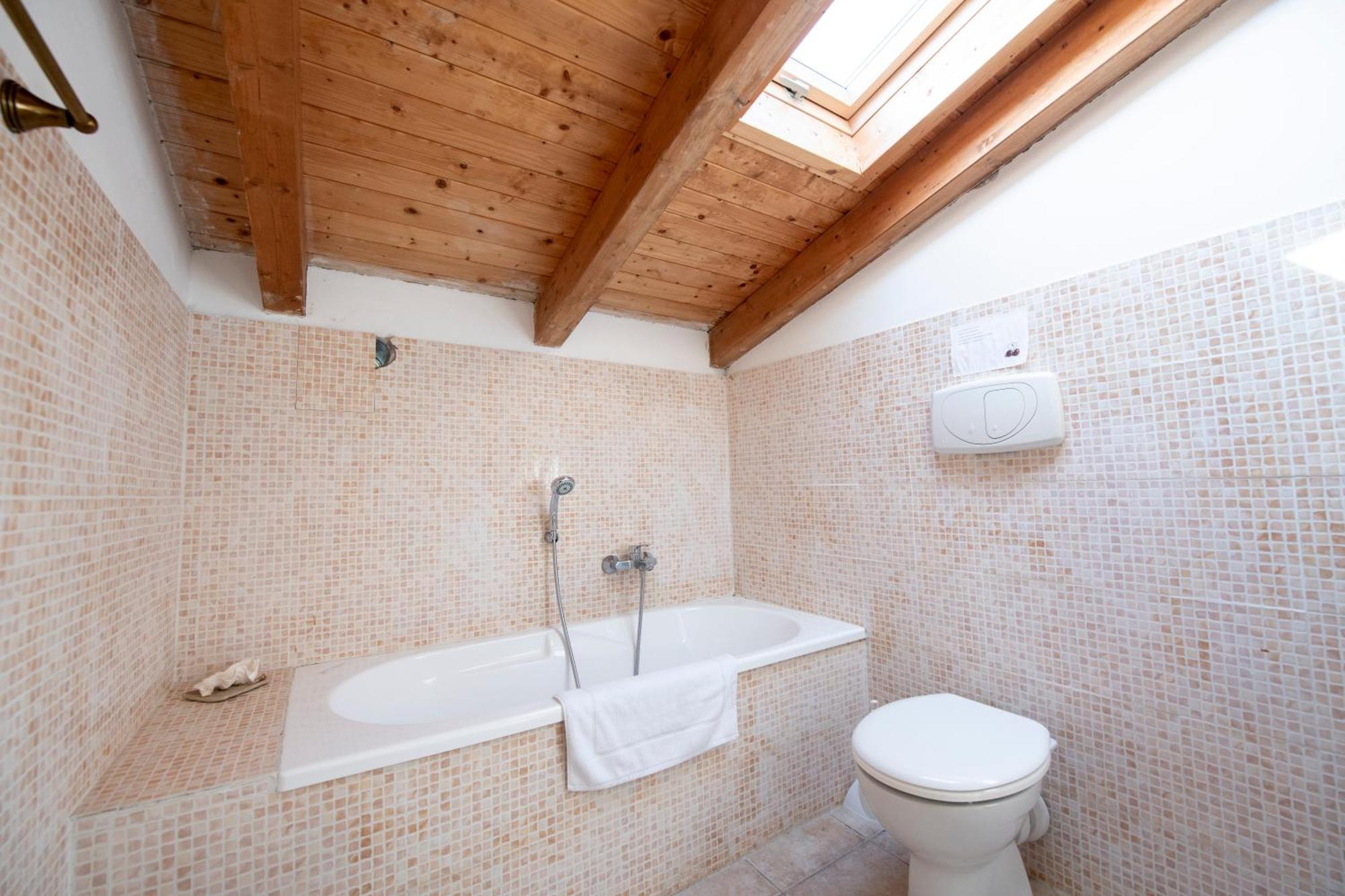 211 - Appartamento Acacia, Terrazza Giardino E Piscina Carro 外观 照片