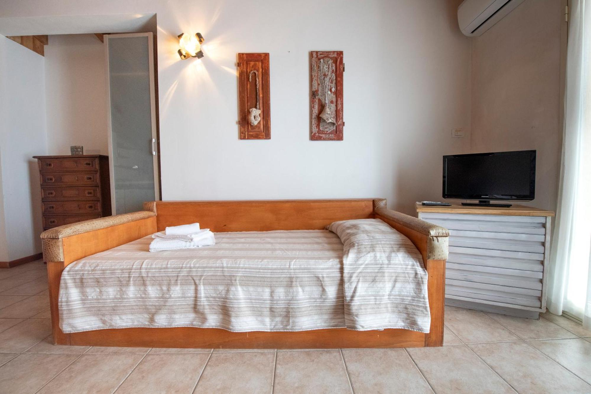 211 - Appartamento Acacia, Terrazza Giardino E Piscina Carro 外观 照片