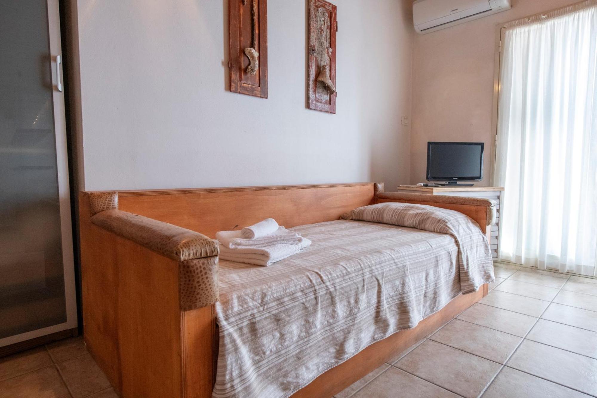 211 - Appartamento Acacia, Terrazza Giardino E Piscina Carro 外观 照片