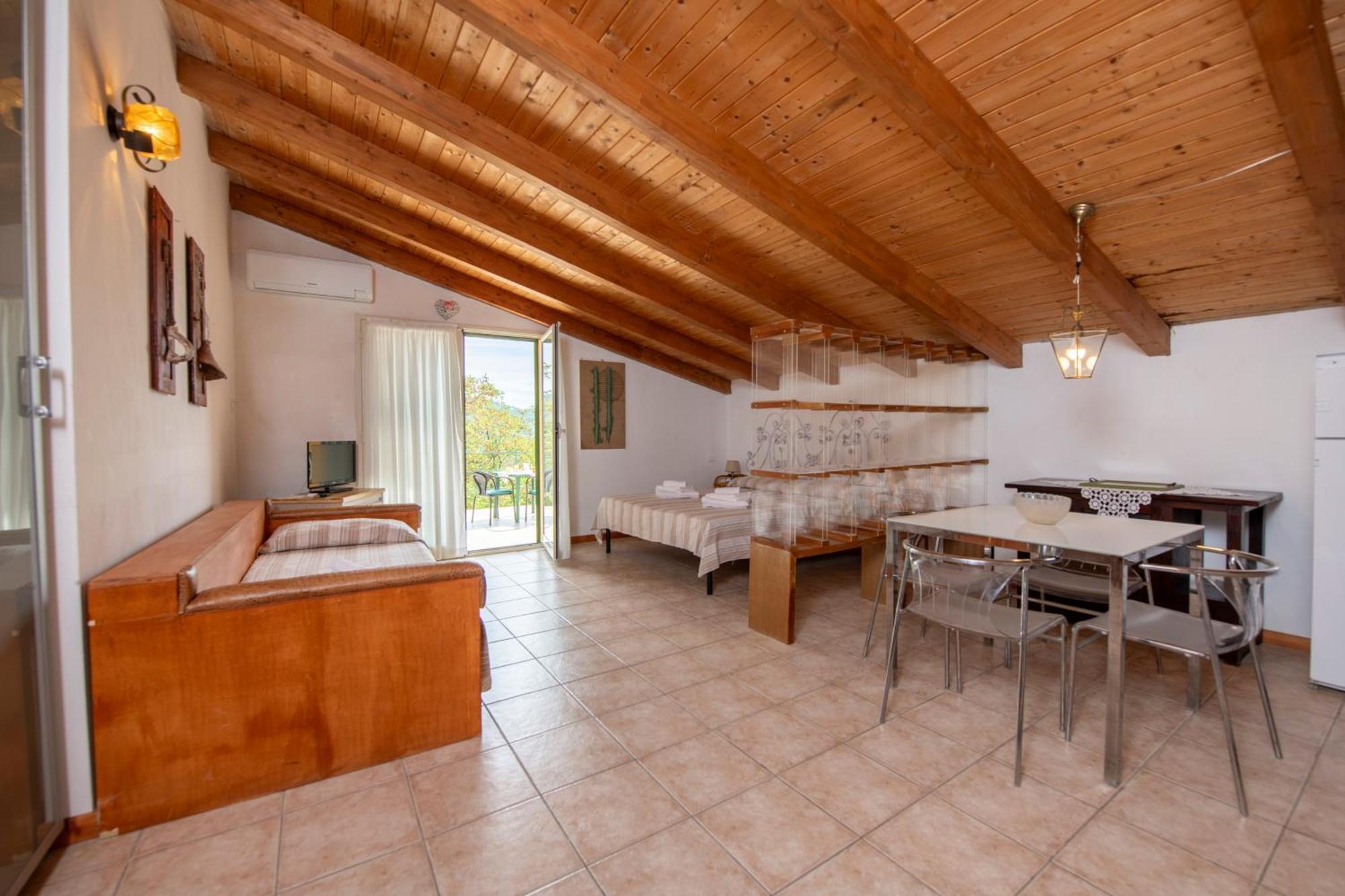 211 - Appartamento Acacia, Terrazza Giardino E Piscina Carro 外观 照片